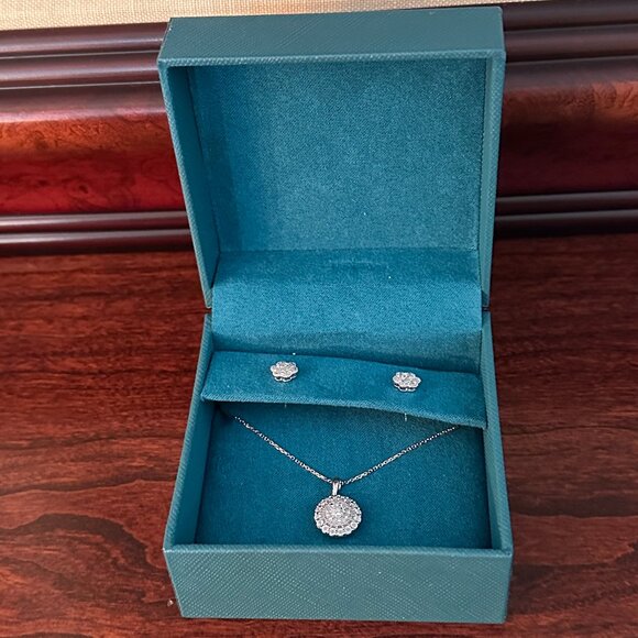 NWOT Beautiful EFFY matching diamond stud earrings and necklace - Picture 3 of 3